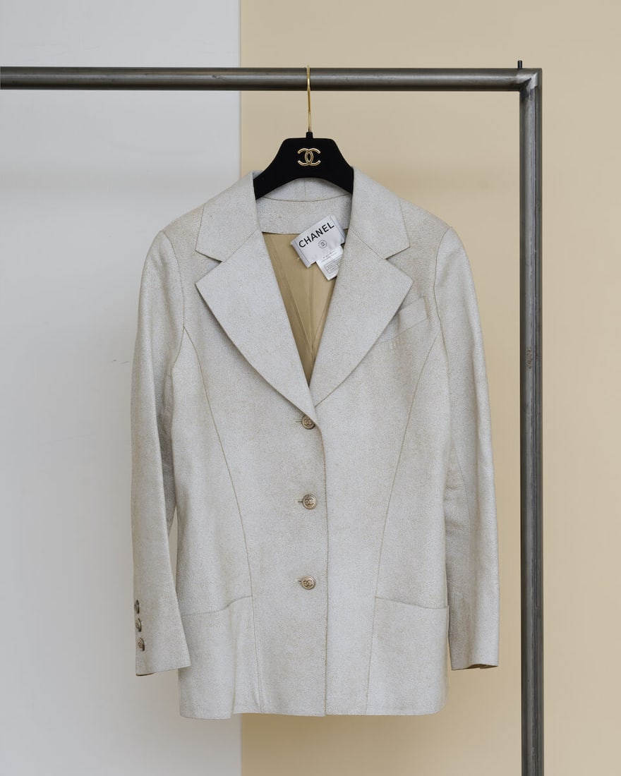 Chanel, collection Prêt à Porter, Printemps/Eté 2003. Veste ne cuir agneau à...: Chanel, collection Prêt à Porter, Printemps/Eté 2003. Veste ne cuir agneau à effet craquelé coquille d'œuf. Chanel, Spring/Summer 2003 Ready-to-Wear collection.