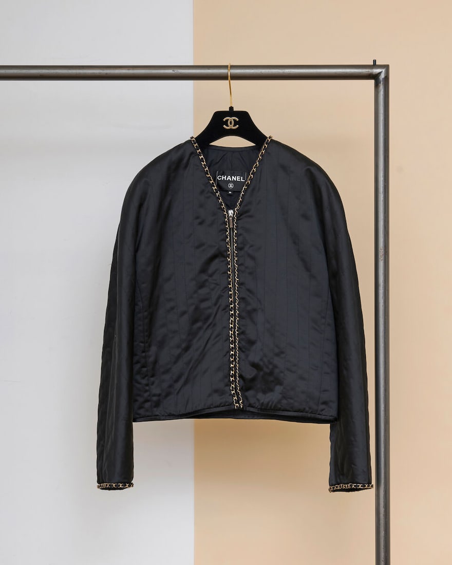 Chanel, collection Métiers d'Art 'Ancient Egypt' 2019. Blouson zippée en satin surpiqu...: Chanel, collection Métiers d'Art 'Ancient Egypt' 2019. Blouson zippée en satin surpiqué noir gansé d'une chaine entrelacée. Chanel, 'Ancient Egypt' Métiers d'Art