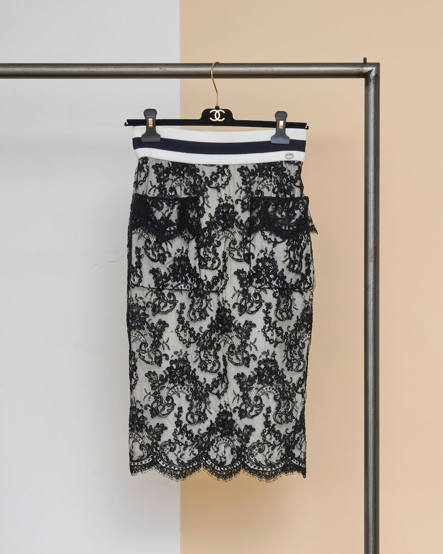 Chanel, collection Prêt-à-Porter, Printemps/Eté 2017. Jupe en dentelle noire sur ...: Chanel, collection Prêt-à-Porter, Printemps/Eté 2017. Jupe en dentelle noire sur fond blanc. Chanel, Spring/Summer 2017 Ready-to-Wear collection. Black lace skirt over a white