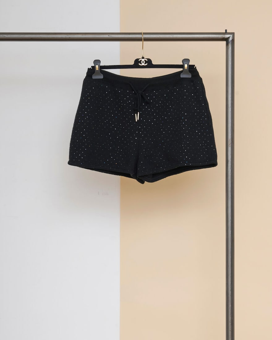 Chanel, collection Prêt-à-Porter, Printemps/Eté 2021. Short en coton noir à ...: Chanel, collection Prêt-à-Porter, Printemps/Eté 2021. Short en coton noir à pastilles carrées multicolores. Chanel, Spring/Summer 2021 Ready-to-Wear collection. Black cotton