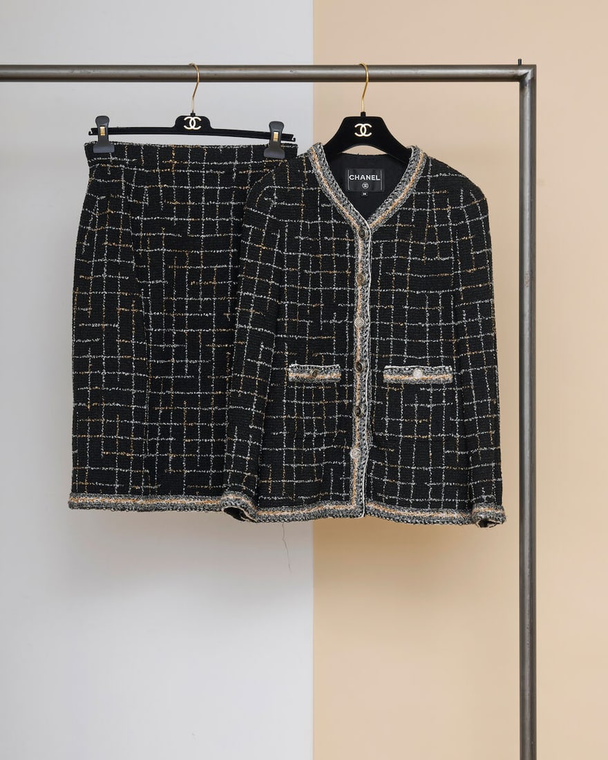 Chanel, collection Prêt-à-Porter, Printemps-Eté 2017. Tailleur jupe en tweed noir...: Chanel, collection Prêt-à-Porter, Printemps-Eté 2017. Tailleur jupe en tweed noir à carreaux de lurex argent, or. Chanel, Spring-Summer 2017 Ready-to-Wear collection. Black tweed s
