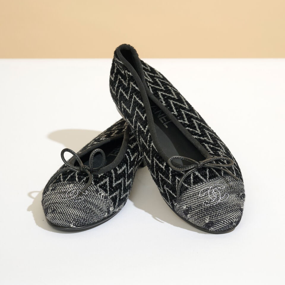 Chanel. Ballerines en lainage ZigZag noire et lurex argent. Chanel. Black wool-blend and silver ...: Chanel. Ballerines en lainage ZigZag noire et lurex argent. Chanel. Black wool-blend and silver Lurex zigzag ballet flats. Pointure indiquée/Size indicated: 37 1/2. Footnotes: Etat neuf. As new. 