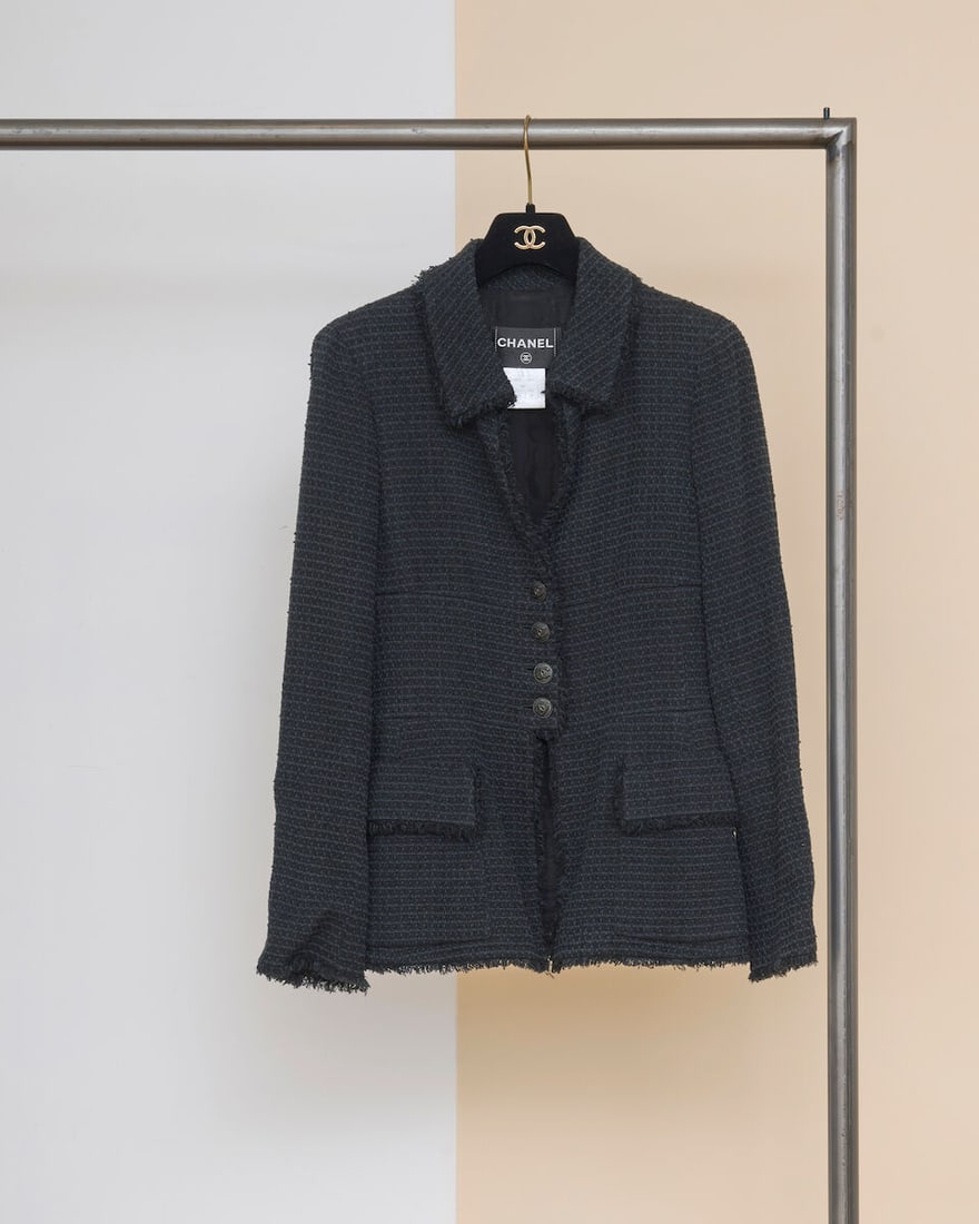 Chanel, collection Prêt à Porter, Printemps/Eté 2009. Veste en tweed chiné m...: Chanel, collection Prêt à Porter, Printemps/Eté 2009. Veste en tweed chiné marine et bleu nuit. Chanel, Spring/Summer 2009 Ready-to-Wear collection. Jacket in navy and midnight