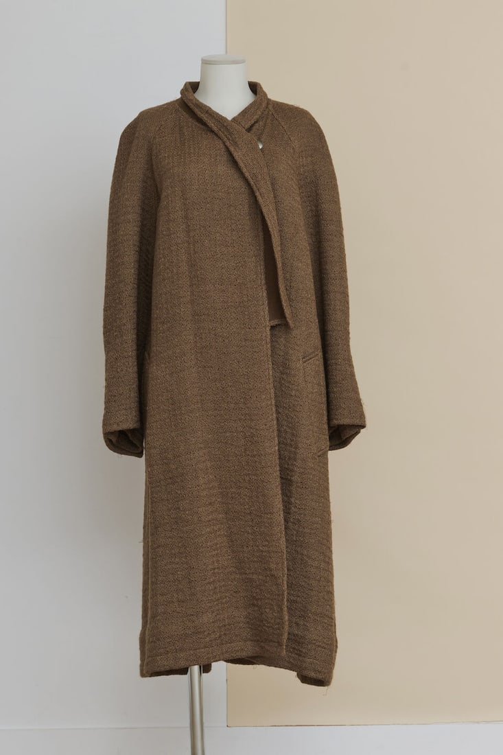Chanel, collection Prêt à Porter, Automne/Hiver 1999. Ample manteau en lainage tiss...: Chanel, collection Prêt à Porter, Automne/Hiver 1999. Ample manteau en lainage tissé beige. Chanel, Ready-to-Wear collection, Autumn/Winter 1999. Loose-fitting coat in woven beige wool.