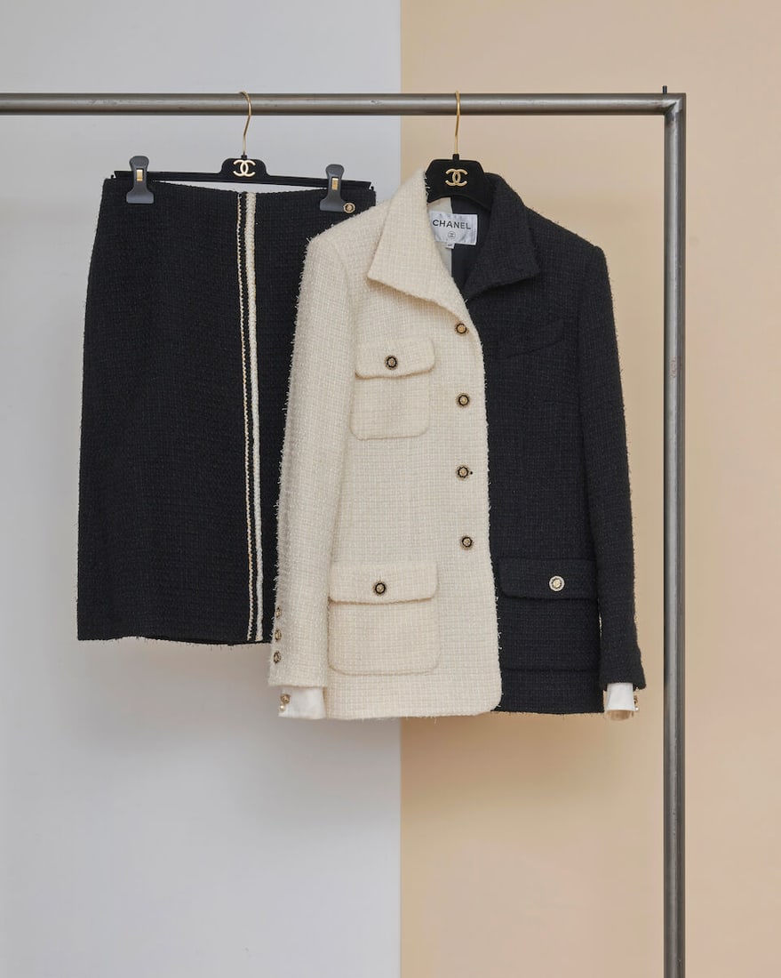 Chanel, collection Métiers d'Art show 'Paris-31 rue Cambon' 2020. Tailleur jupe en tweed no...: Chanel, collection Métiers d'Art show 'Paris-31 rue Cambon' 2020. Tailleur jupe en tweed noir et blanc à poignets en satin ivoire. Chanel, Métiers d'Art 'Paris-31 rue Cambon' 2020