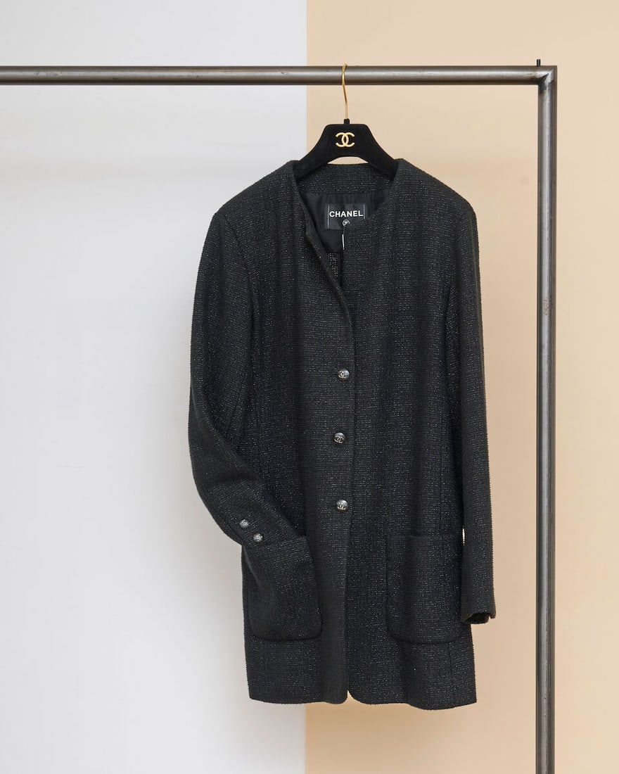 Chanel, collection Croisière 2021. Veste longue en tweed noir chiné de lurex. Chanel, ...: Chanel, collection Croisière 2021. Veste longue en tweed noir chiné de lurex. Chanel, Cruise 2021 collection. Long jacket in black tweed flecked with Lurex. Directrice artistique: Virginie V