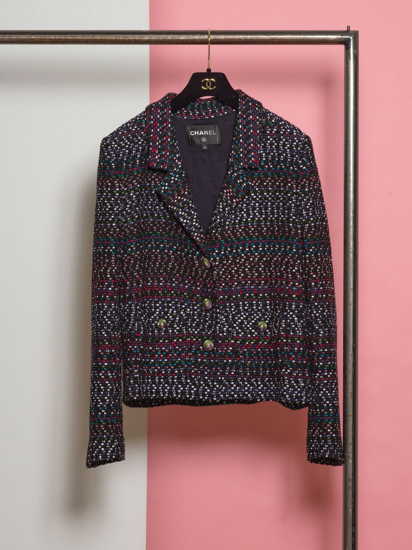 Chanel, collection Prêt-à-Porter Printemps/Eté 2017. Veste courte en tweed noir c...: Chanel, collection Prêt-à-Porter Printemps/Eté 2017. Veste courte en tweed noir chiné multicolore. Chanel, Spring/Summer 2017 Ready-to-Wear collection. Short jacket in
