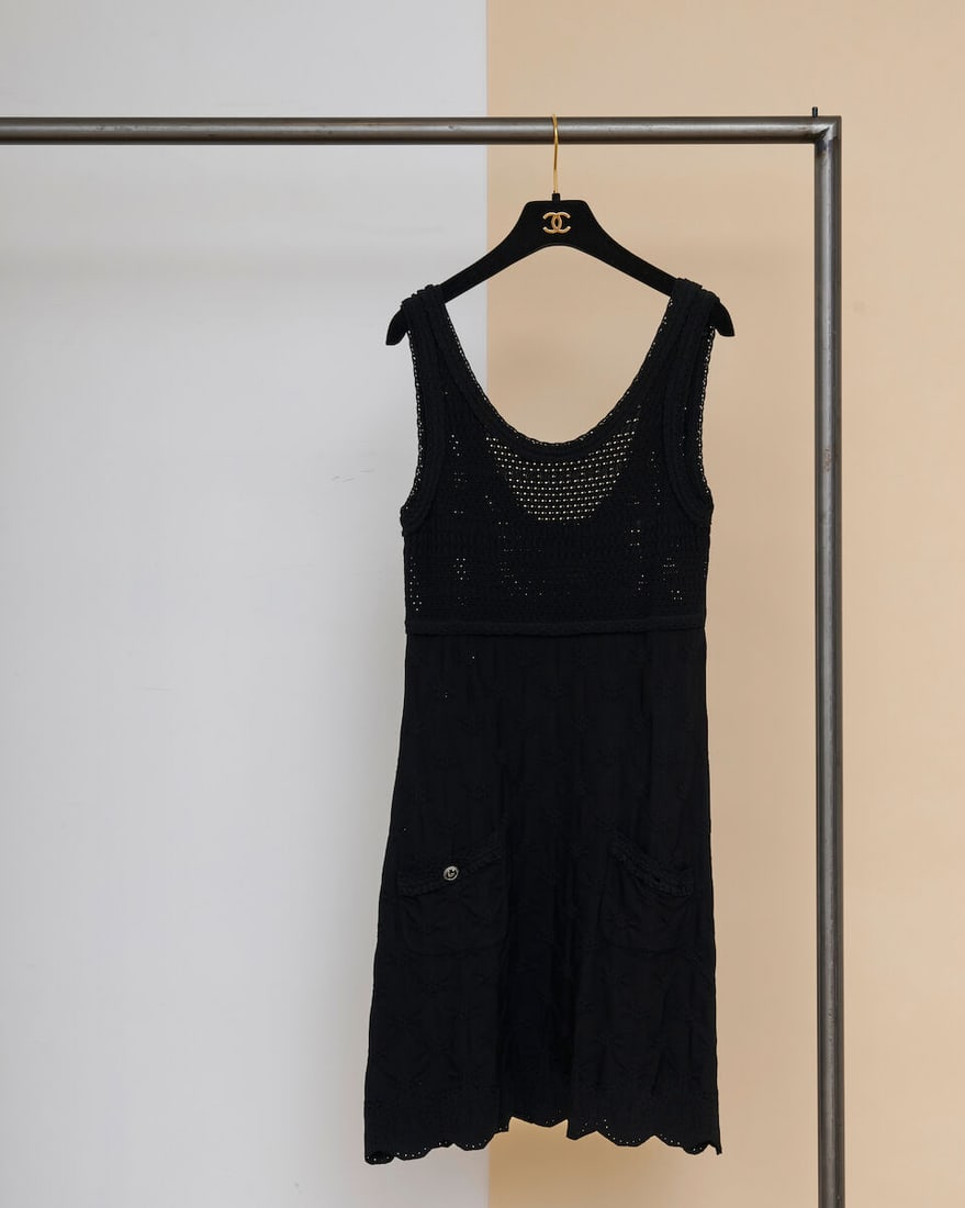 Chanel, collection Croisière 'Saint-Tropez' 2010. Robe d'été en maille perfor...: Chanel, collection Croisière 'Saint-Tropez' 2010. Robe d'été en maille perforée noire. Chanel, 'Saint-Tropez' 2010 Cruise collection. Black perforated knit summer dress. Directeur 