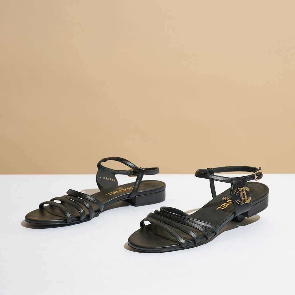 Chanel. Nu-pieds à brides en cuir agneau noir. Chanel. Black lambskin strappy sandals.: Chanel. Nu-pieds à brides en cuir agneau noir. Chanel. Black lambskin strappy sandals. Taille indiquée/Size indicated: 38. Footnotes: Très bon état général. Quelques