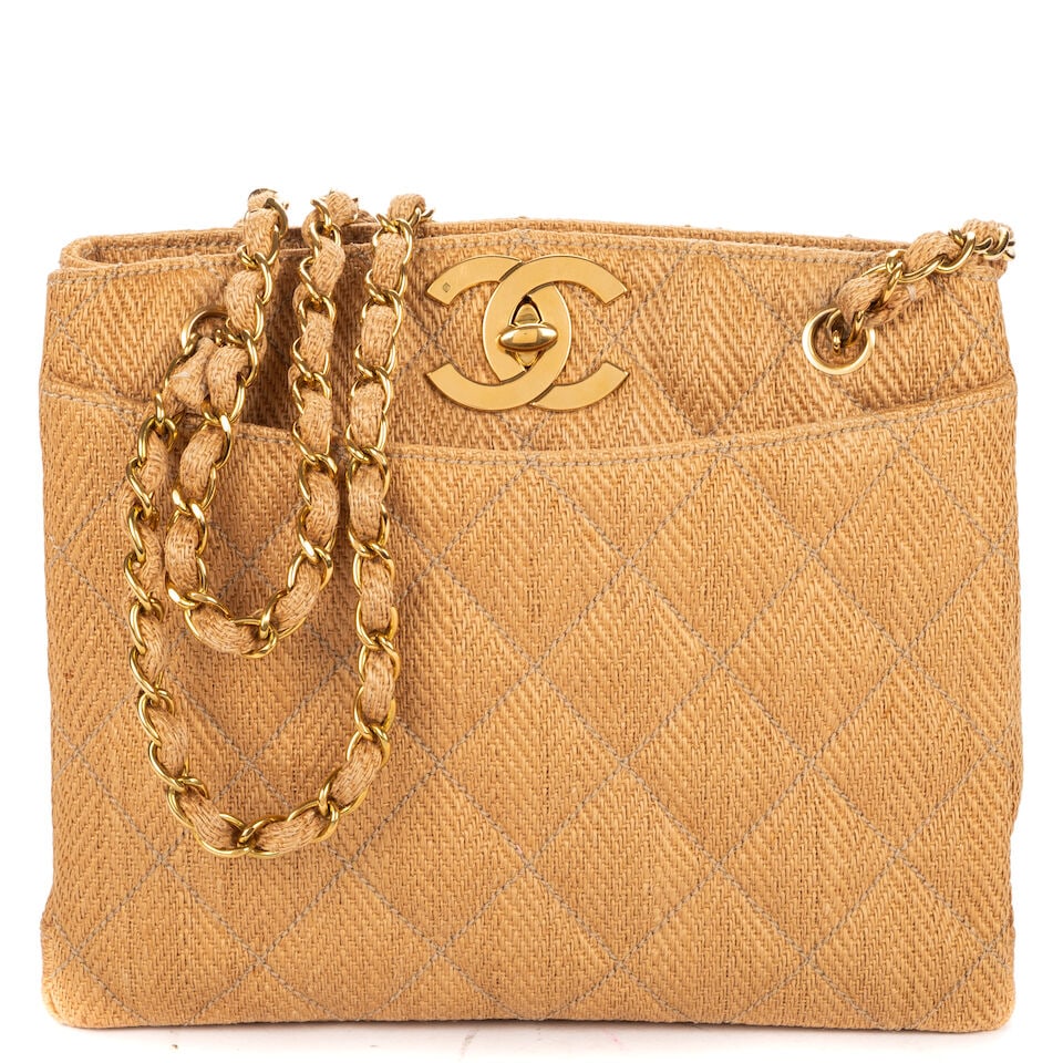 Chanel, circa 1994. Rare sac en raphia beige. Chanel, circa 1994. A rare beige raffia bag.: Chanel, circa 1994. Rare sac en raphia beige. Chanel, circa 1994. A rare beige raffia bag. Fermoir logo en métal doré, poche extérieure, double anse chaîne. Hologramme. Gold-tone m