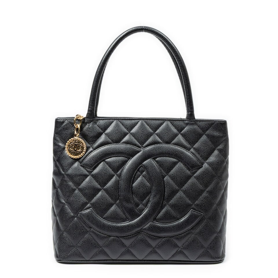 Chanel, circa 2005. Sac cabas Médaillon en cuir caviar noir. Chanel, circa 2005. Médai...: Chanel, circa 2005. Sac cabas Médaillon en cuir caviar noir. Chanel, circa 2005. Médaillon tote bag in black caviar leather. Large sigle, fermeture zippée, double anse bandoulière.