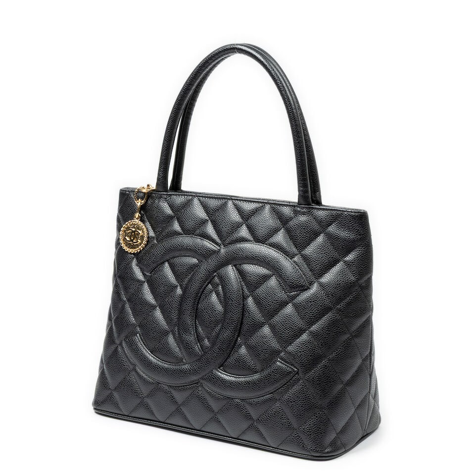 Chanel, circa 2005. Sac cabas Médaillon en cuir caviar noir. Chanel, circa 2005. Médai... - 2