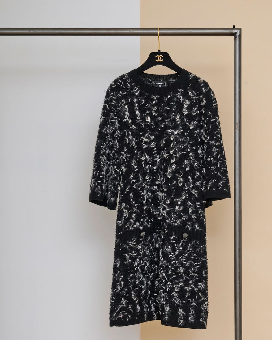 Chanel, collection Prêt-à-Porter, Automne/Hiver 2015. Robe en lainage noir chiné ...: Chanel, collection Prêt-à-Porter, Automne/Hiver 2015. Robe en lainage noir chiné de fils frangés bleutés. Chanel, Autumn/Winter 2015 Ready-to-Wear collection. Dress in black