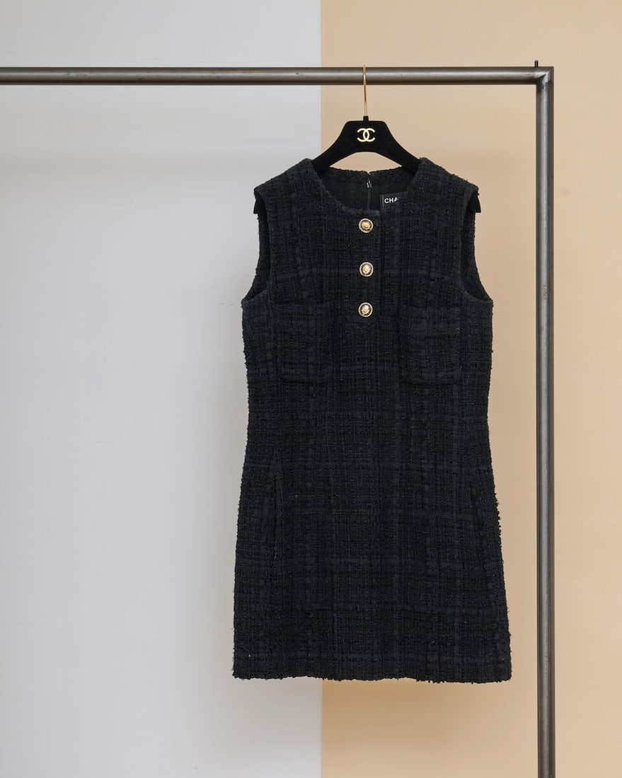 Chanel, collection Prêt-à-Porter, Automne/Hiver 2021. Robe sans manches en tweed noir ...: Chanel, collection Prêt-à-Porter, Automne/Hiver 2021. Robe sans manches en tweed noir chiné marine. Chanel, Autumn/Winter 2021 Ready-to-Wear collection. Sleeveless dress in black tweed