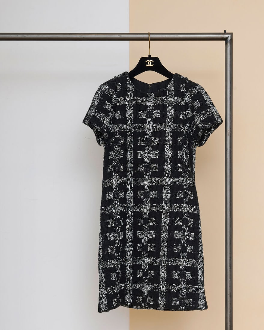 Chanel, collection Prêt-à-Porter, Automne/Hiver 2017. Robe en tweed noir à motifs...: Chanel, collection Prêt-à-Porter, Automne/Hiver 2017. Robe en tweed noir à motifs géométriques de sequins argentés. Chanel, Fall/Winter 2017 Ready-to-Wear collection.