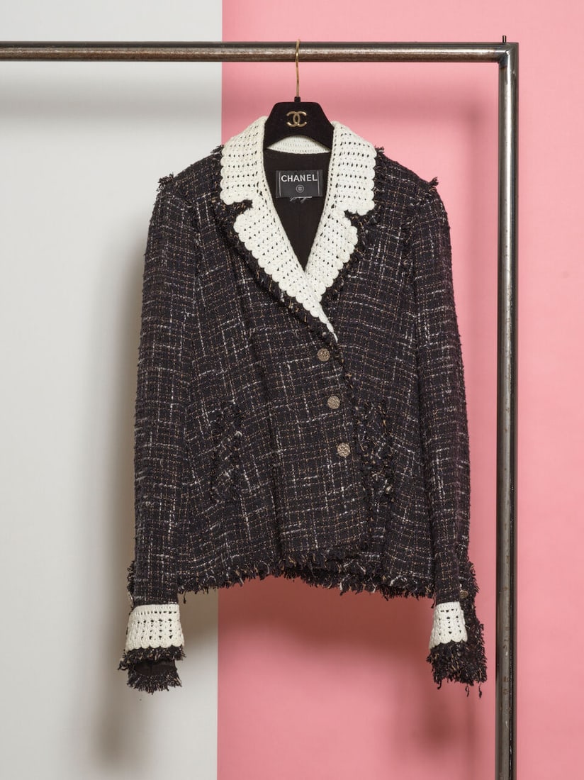 Chanel, collection Prêt-à-Porter, Printemps/Eté 2004. Veste en tweed noir et blan...: Chanel, collection Prêt-à-Porter, Printemps/Eté 2004. Veste en tweed noir et blanc et maille crochet blanche. Chanel, Ready-to-Wear collection, Spring/Summer 2004. Jacket in black and w