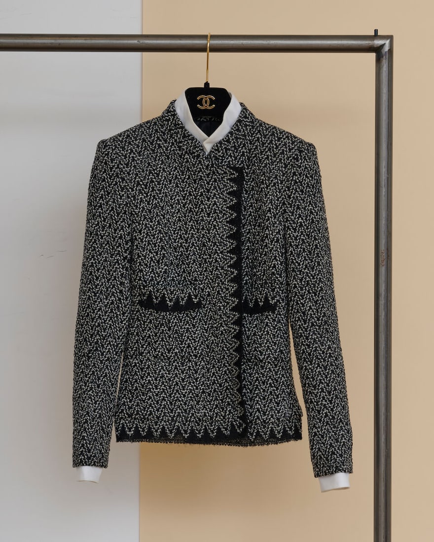 Chanel, collection Prêt à Porter, Printemps/Eté 2017. Veste en tweed noir et blan...: Chanel, collection Prêt à Porter, Printemps/Eté 2017. Veste en tweed noir et blanc à col et poignets en soie blanche amovibles. Chanel, Spring/Summer 2017 Ready-to-Wear