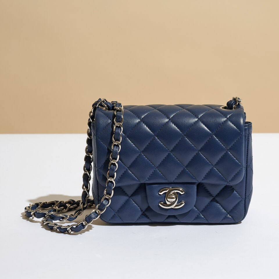 Chanel, année 2017. Sac Mini Classique en cuir agneau matelassé bleu. Chanel, 2017. Mi...: Chanel, année 2017. Sac Mini Classique en cuir agneau matelassé bleu. Chanel, 2017. Mini Classic bag in blue quilted lambskin. Directeur artistique: Karl Lagerfeld. 17 x 12 x 7 cm. Footnotes