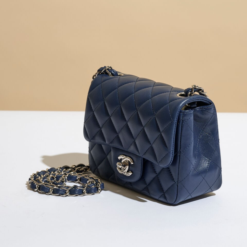 Chanel, année 2017. Sac Mini Classique en cuir agneau matelassé bleu. Chanel, 2017. Mi... - 2