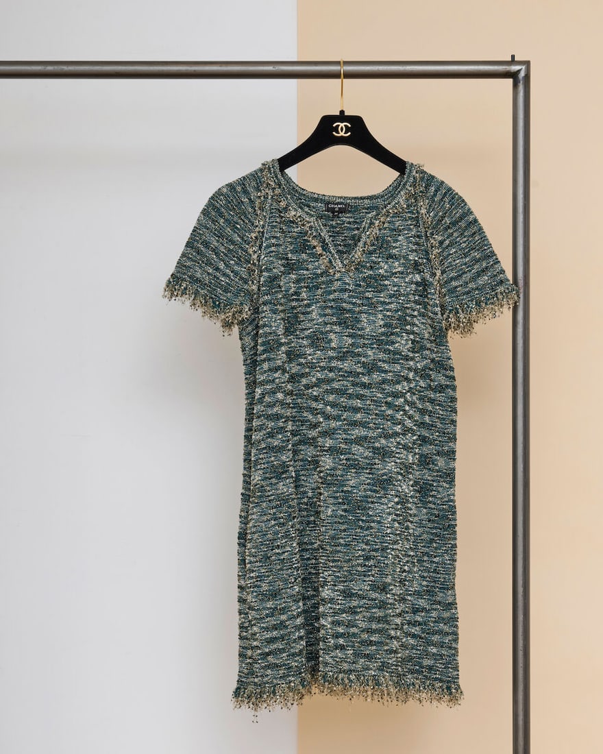 Chanel, collection Croisière 'Grèce Antique' 2018. Robe en tweed vert, noir et lurex o...: Chanel, collection Croisière 'Grèce Antique' 2018. Robe en tweed vert, noir et lurex or. Chanel, 'Ancient Greece' Cruise 2018 collection. Green, black, and gold Lurex tweed dress. Directeur