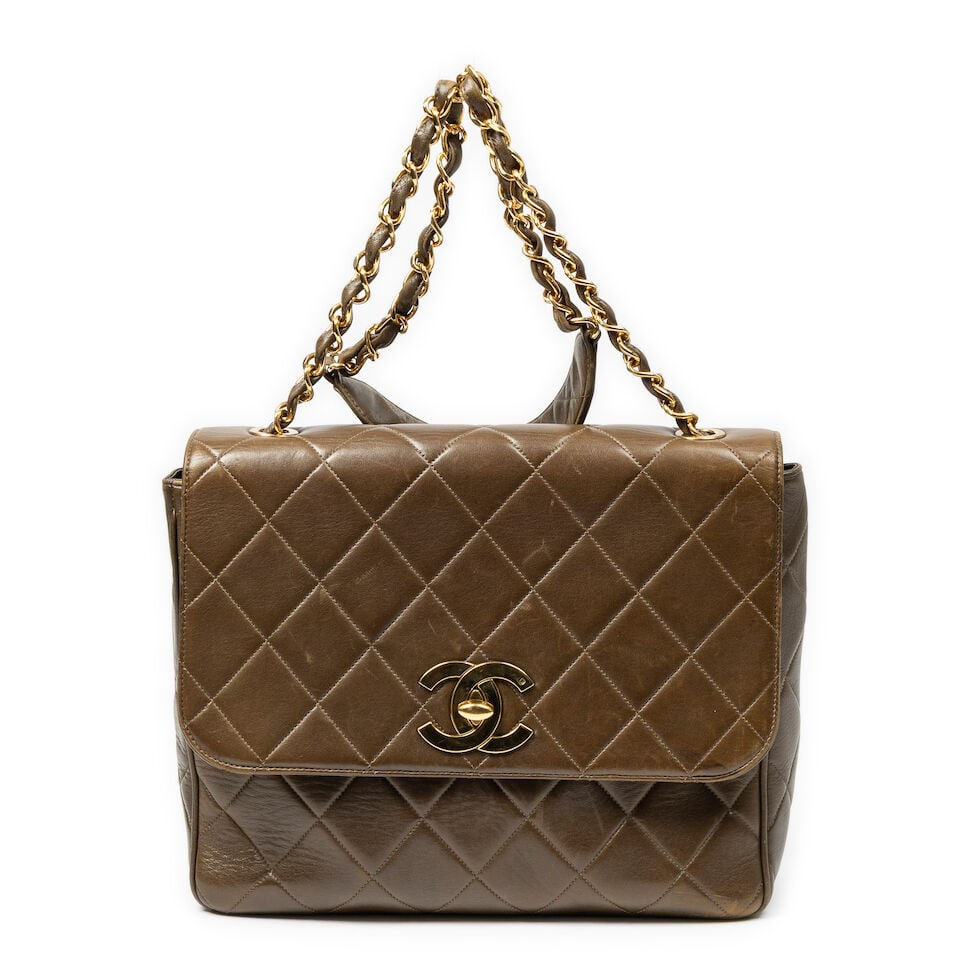 Chanel, circa 1991. Sac Jumbo en cuir vert olive matelassé. Chanel, circa 1991. Jumbo bag i...: Chanel, circa 1991. Sac Jumbo en cuir vert olive matelassé. Chanel, circa 1991. Jumbo bag in quilted olive-green leather. Fermeture logo doré sur rabat, anse chaîne bandoulière. Ho