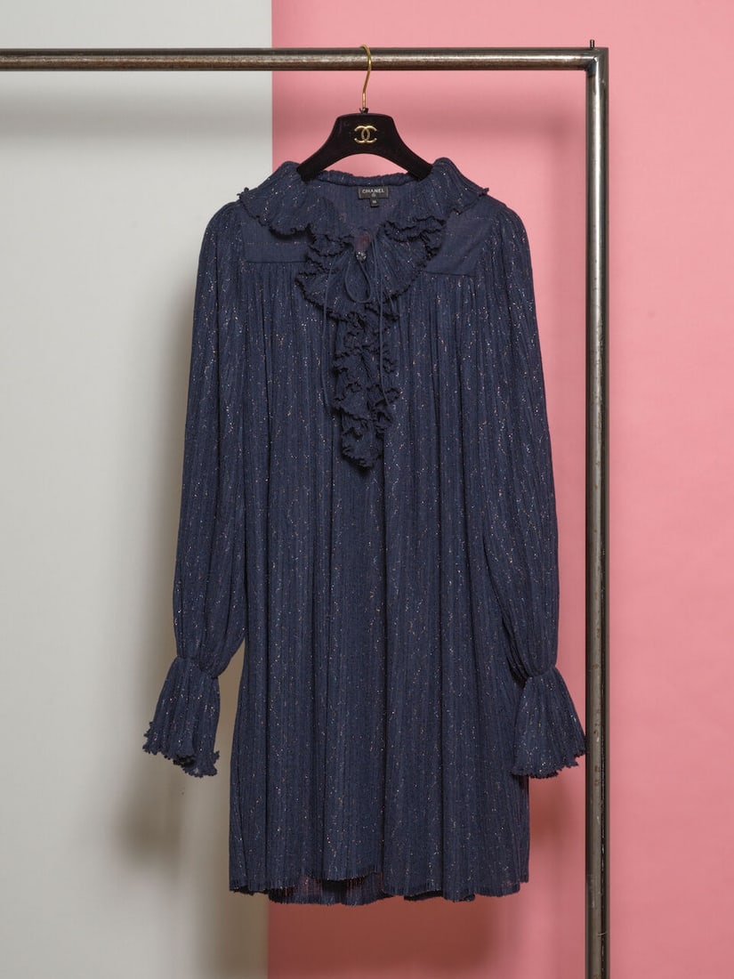 Chanel, collection Prêt à Porter, Printemps/Eté 2020. Robe jabot en polyester mai...: Chanel, collection Prêt à Porter, Printemps/Eté 2020. Robe jabot en polyester maille marine à lurex multicolore. Chanel, Spring/Summer 2020 Ready-to-Wear collection. Navy knit
