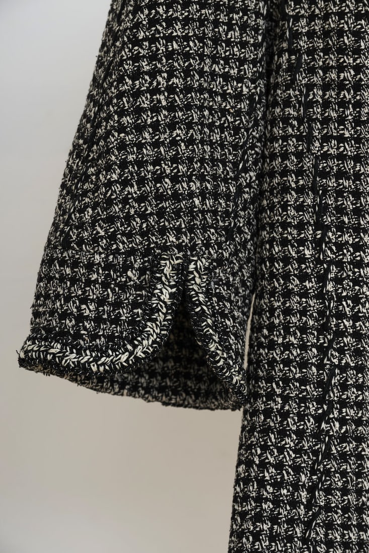 Chanel, collection Prêt à Porter, Automne/Hiver 2010. Veste en tweed noir et blanc ... - 2