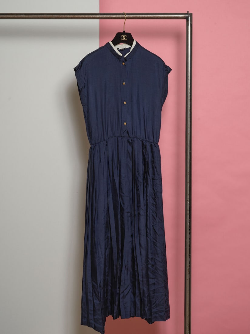 Chanel Créations, collection Prêt-à-Porter, fin des années 1970. Robe en soi...: Chanel Créations, collection Prêt-à-Porter, fin des années 1970. Robe en soie marine à double petit col blanc. Chanel Créations, Collection Ready-to-Wear, 1970s. Navy