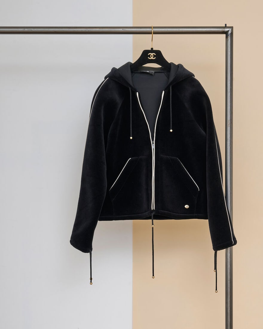 Chanel, collection Métiers d'Art 'Paris - Hamburg' 2018. Blouson zippé à capuche ...: Chanel, collection Métiers d'Art 'Paris - Hamburg' 2018. Blouson zippé à capuche en coton néoprène noir. Chanel, 'Paris - Hamburg' 2018 Métiers d'Art collection. Black