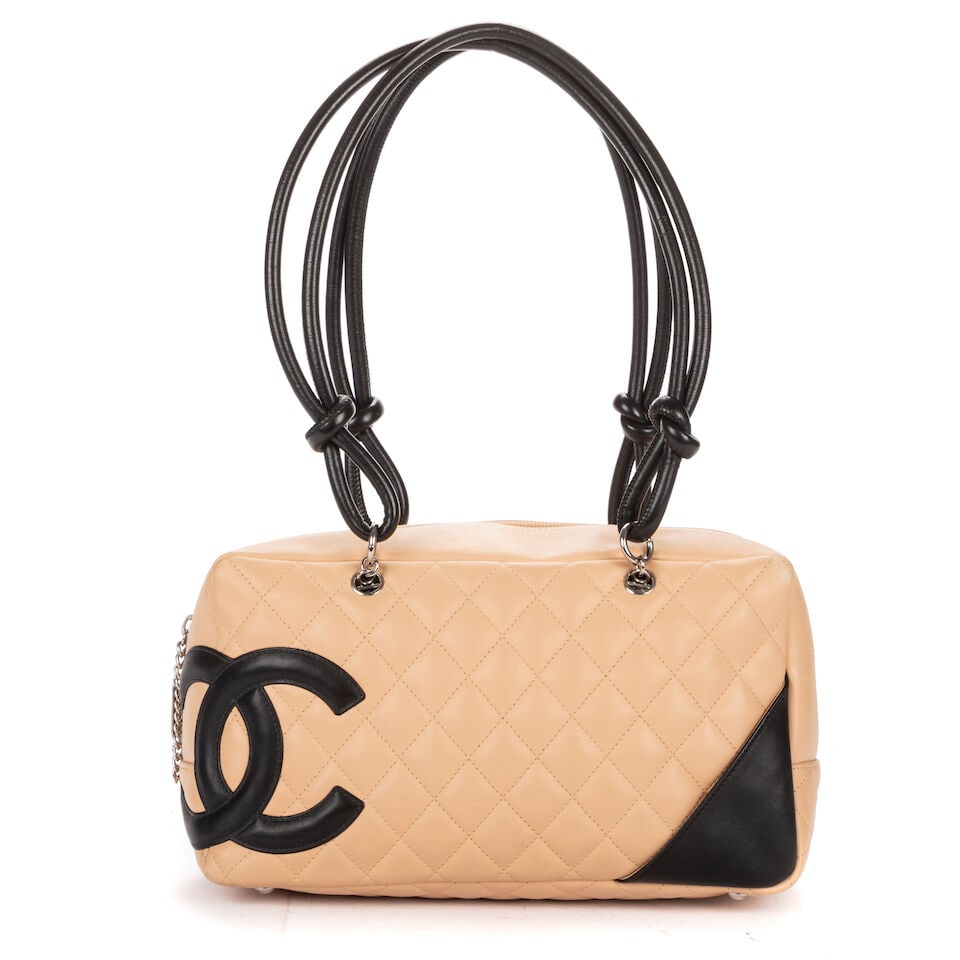 Chanel, 2004. Sac Cambon en cuir agneau beige et cuir noir. Chanel, 2004. Cambon bag in beige la...: Chanel, 2004. Sac Cambon en cuir agneau beige et cuir noir. Chanel, 2004. Cambon bag in beige lambskin and black leather. Fermeture zippée, double anses épaules. Hologramme et carte