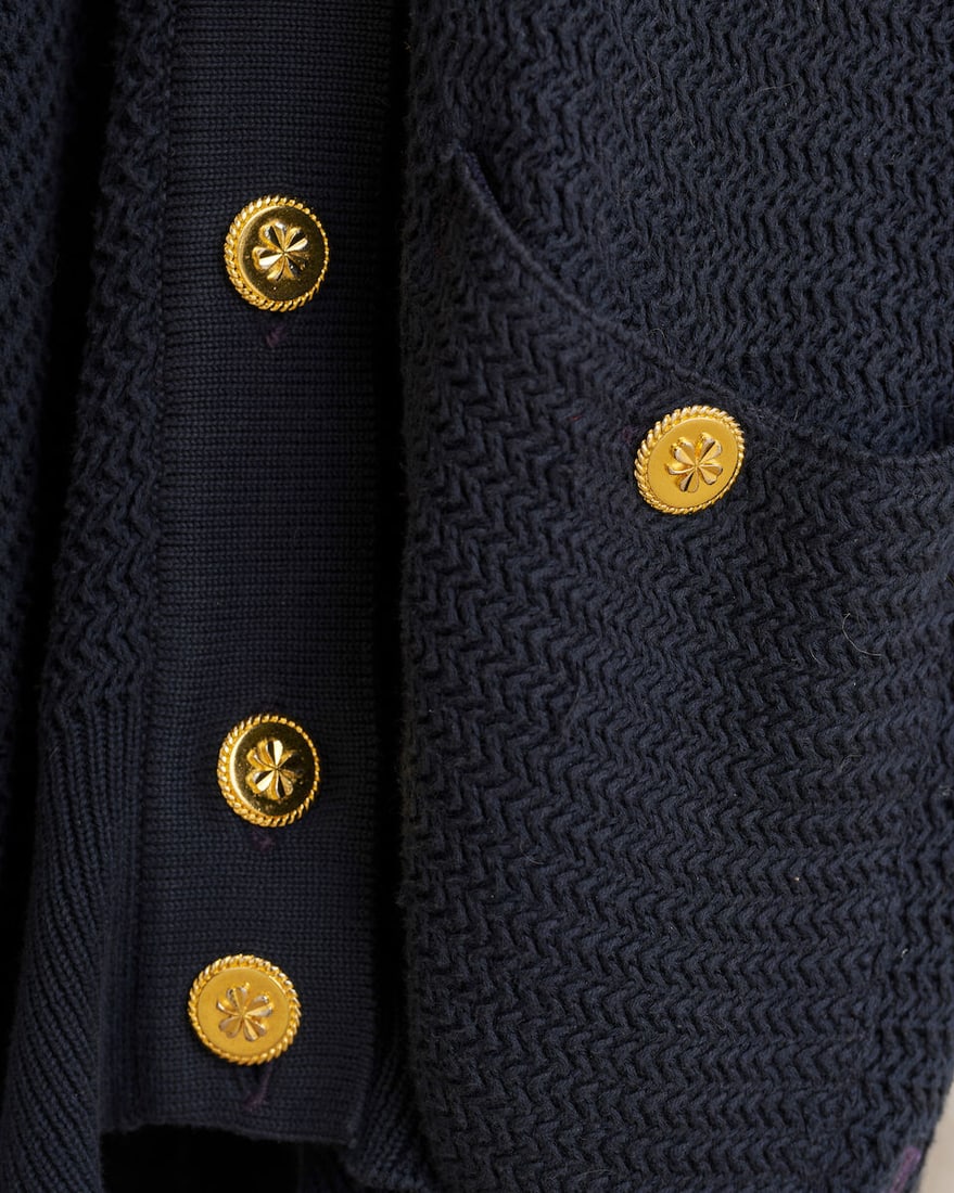 Chanel, collection Croisière 2007. Ensemble composé d'un gilet en maille marine et jea... - 2