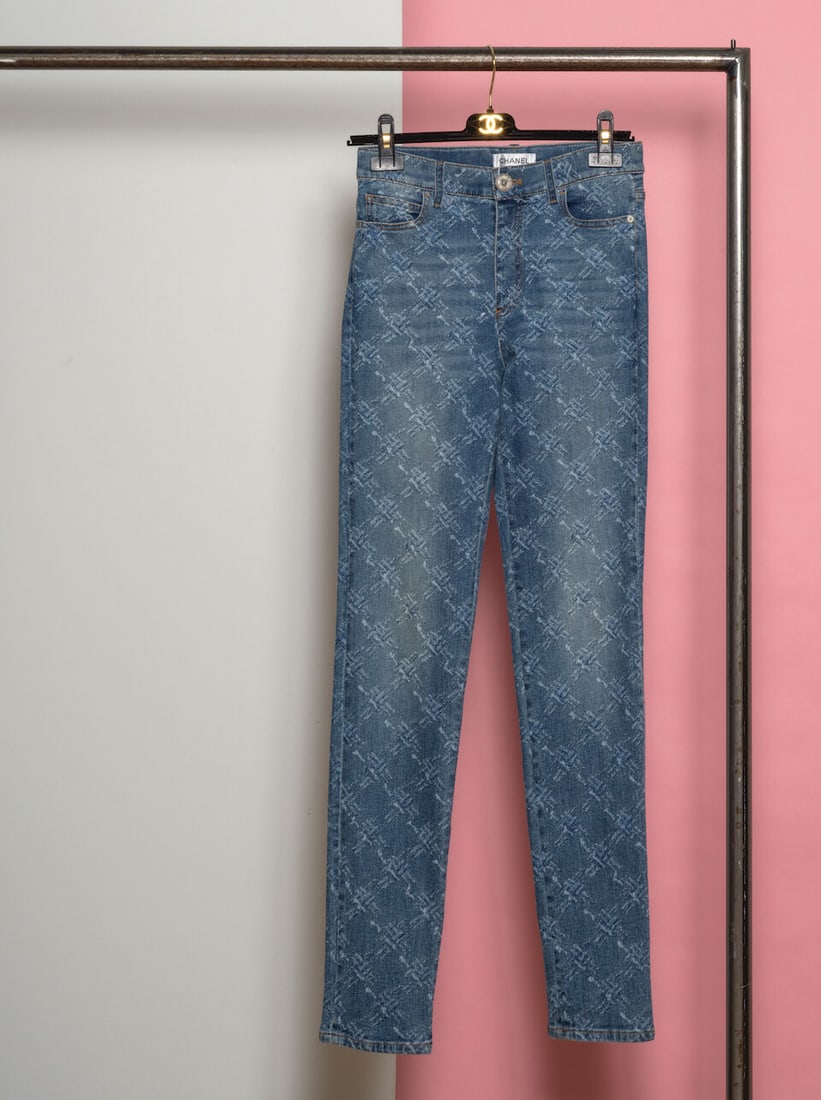 Chanel, Spring/Summer 2019 Ready-to-Wear collection. Straight-leg jeans in blue denim with a cri...: Chanel, Spring/Summer 2019 Ready-to-Wear collection. Straight-leg jeans in blue denim with a crisscross pattern Chanel, collection Prêt à Porter Printemps/Eté 2019. Jean droit en denim 