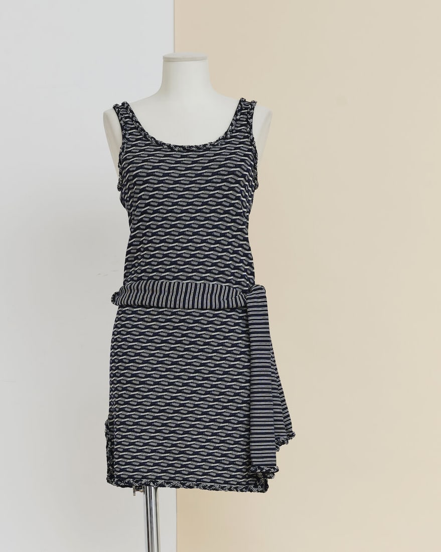 Chanel, collection Prêt à Porter, Printemps/Eté 2012. Robe de plage en maille mar...: Chanel, collection Prêt à Porter, Printemps/Eté 2012. Robe de plage en maille marine, blanche à motif géométrique. Chanel, Spring/Summer 2012 Ready-to-Wear collection.