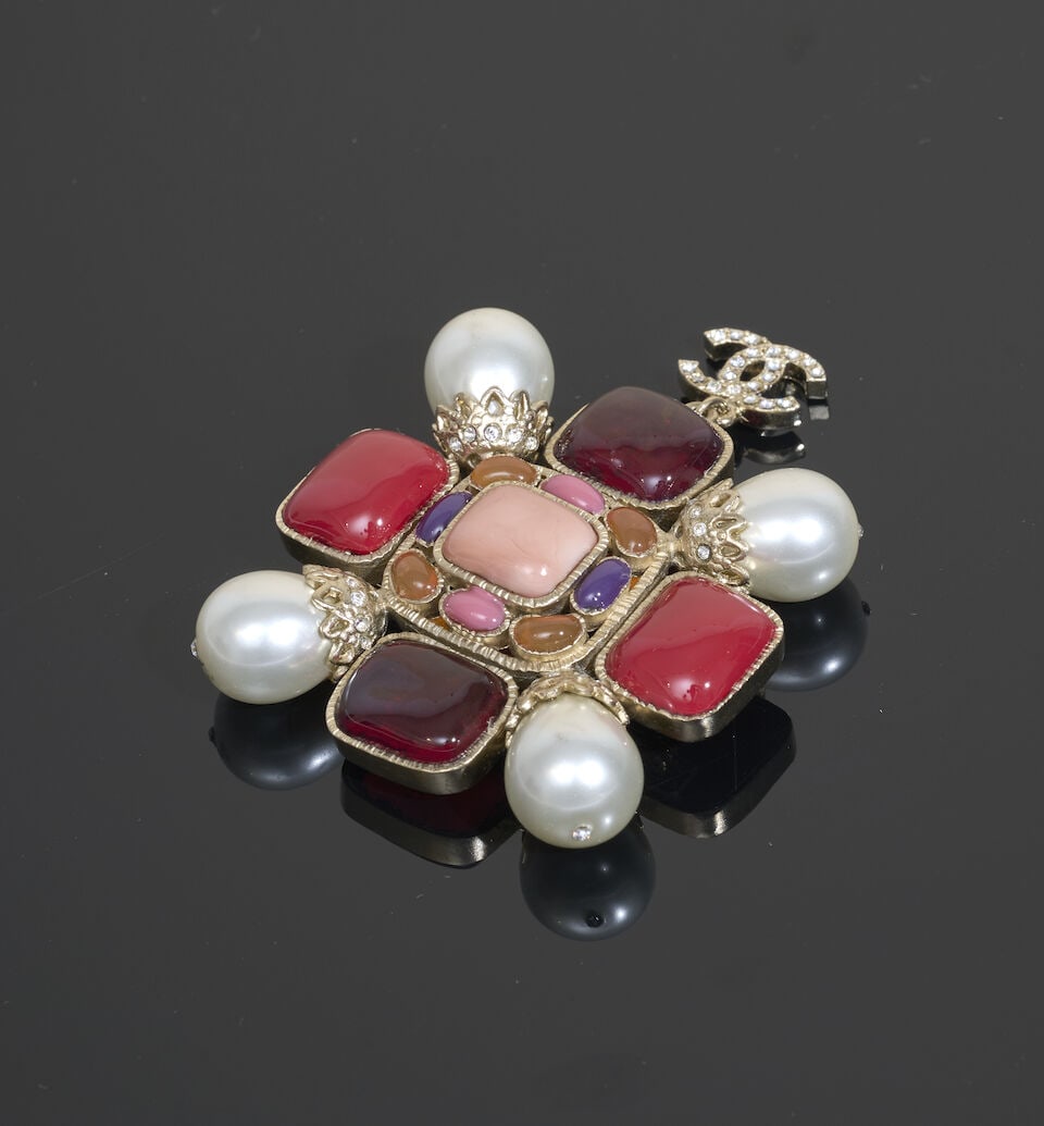 Chanel, collection Automne/Hiver 2008. Broche croix de malte stylisée de perles d'imitation...: Chanel, collection Automne/Hiver 2008. Broche croix de malte stylisée de perles d'imitation blanches et pâte de verre. Chanel, Autumn/Winter 2008 collection. Stylized Maltese cross brooch fe