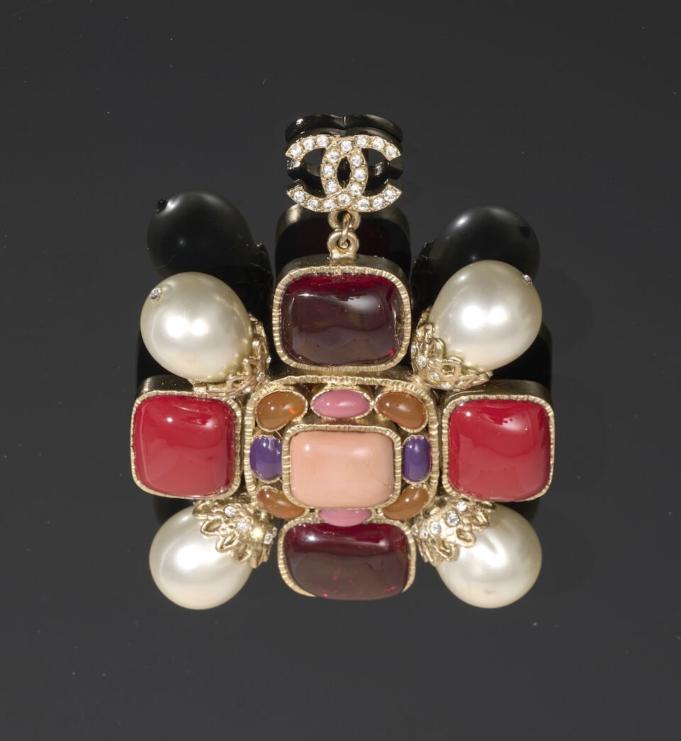 Chanel, collection Automne/Hiver 2008. Broche croix de malte stylisée de perles d'imitation... - 2
