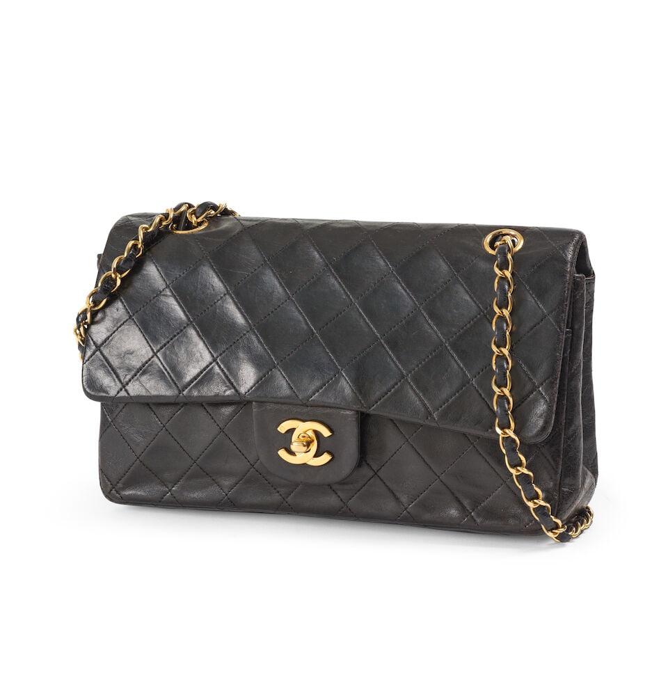 Chanel, année 1997. Sac Classique 25 en cuir agneau matelassé noir. Chanel, year 1997....: Chanel, année 1997. Sac Classique 25 en cuir agneau matelassé noir. Chanel, year 1997. Classic bag in black quilted lambskin leather. Condition grade: B -. 25 x 16 x 7