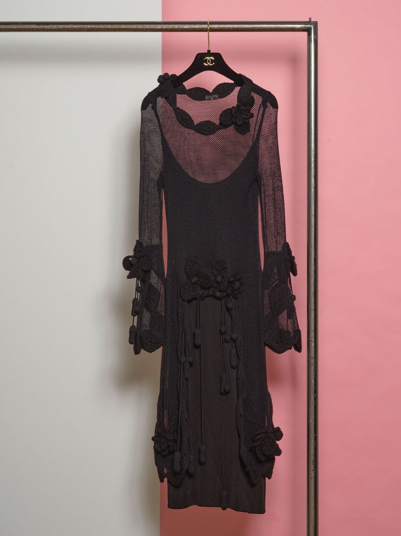 Chanel, collection Prêt-à-Porter, Automne/Hiver 2007. Robe noire en maille cousu de fl...: Chanel, collection Prêt-à-Porter, Automne/Hiver 2007. Robe noire en maille cousu de fleurs.. Chanel, Ready-to-Wear collection, Autumn/Winter 2007. Black knit dress embroidered with