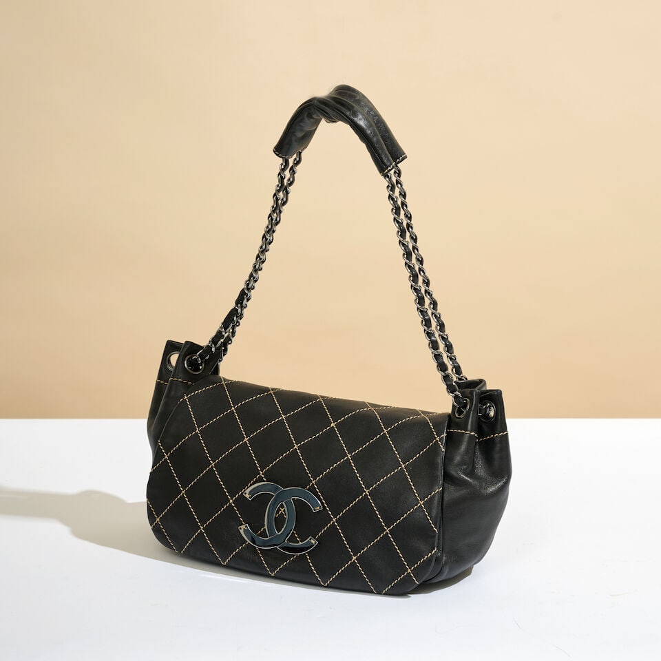 Chanel, 2004. Sac en cuir noir à maxi surpiqures écru sur rabat. Chanel, 2004. Black l...: Chanel, 2004. Sac en cuir noir à maxi surpiqures écru sur rabat. Chanel, 2004. Black leather bag with oversized ecru stitching on the flap. Directeur artistique: Karl Lagerfeld. Hologramme,