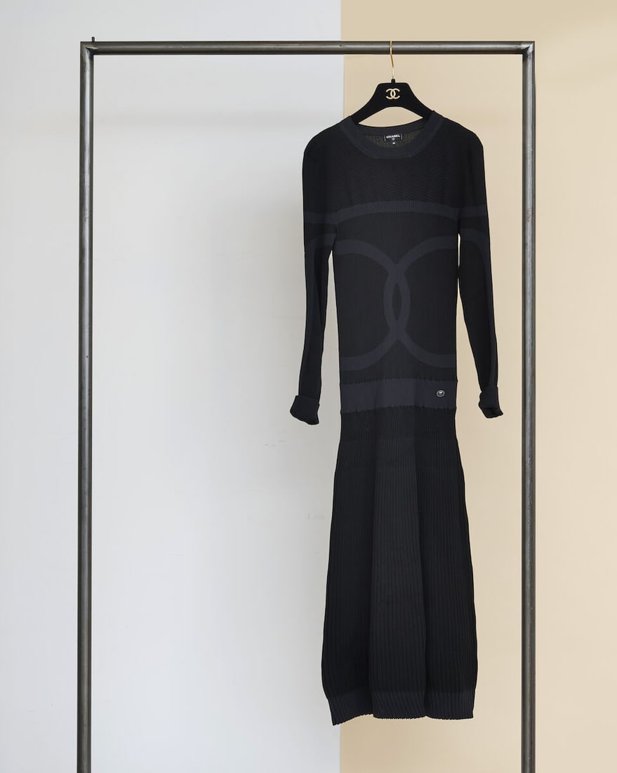 Chanel, collection Prêt à Porter, Automne/Hiver 2019. Robe longue en maille noire. Cha...: Chanel, collection Prêt à Porter, Automne/Hiver 2019. Robe longue en maille noire. Chanel, Ready to Wear Fall/Winter 2019 collection. Long black knit dress. Directeur artistique: Karl
