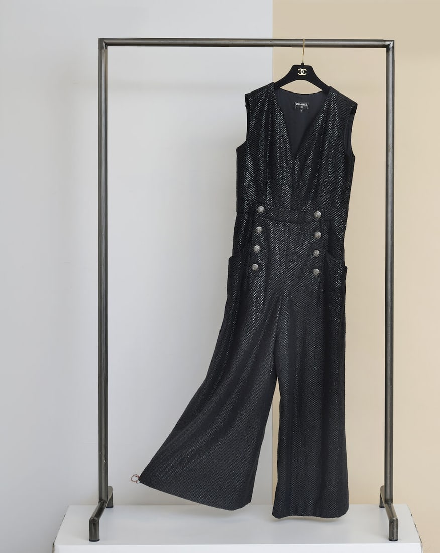 Chanel, collection Métiers d'Art 'Paris - Hamburg' 2018. Combinaison pantalon en lainage no...: Chanel, collection Métiers d'Art 'Paris - Hamburg' 2018. Combinaison pantalon en lainage noir à paillettes à effet miroir. Chanel, 'Paris - Hamburg' 2018 Métiers d'Art collection.