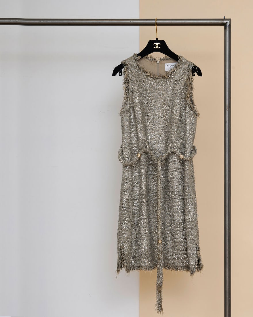 Chanel, collection Croisière 'Grèce Antique' 2018. Robe sans manches en tweed beige et...: Chanel, collection Croisière 'Grèce Antique' 2018. Robe sans manches en tweed beige et lurex effiloché argent. Chanel, 'Ancient Greece' Cruise 2018 collection. Sleeveless dress in