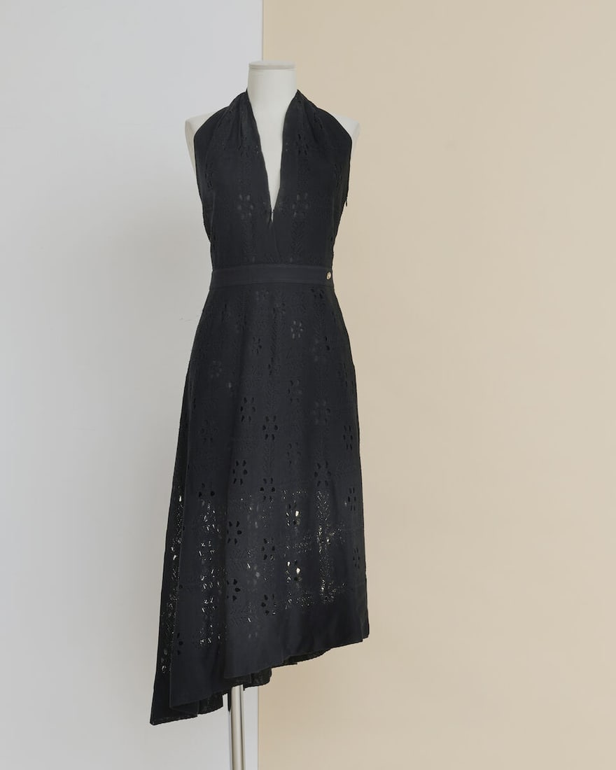 Chanel, collection Prêt-à-Porter, Printemps/Eté 2021. Robe dos nu en maille noire...: Chanel, collection Prêt-à-Porter, Printemps/Eté 2021. Robe dos nu en maille noire ajourée à motif floral et . Chanel, Spring/Summer 2021 Ready-to-Wear collection. Open-back