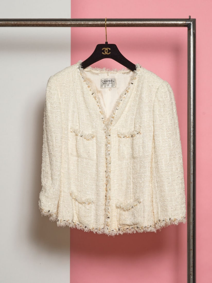 Chanel, collection Prêt à Porter, circa 2000. Veste en tweed blanc brodé de perle...: Chanel, collection Prêt à Porter, circa 2000. Veste en tweed blanc brodé de perles d'imitation. Chanel, Ready-to-Wear collection, circa 2000. White tweed jacket embroidered with