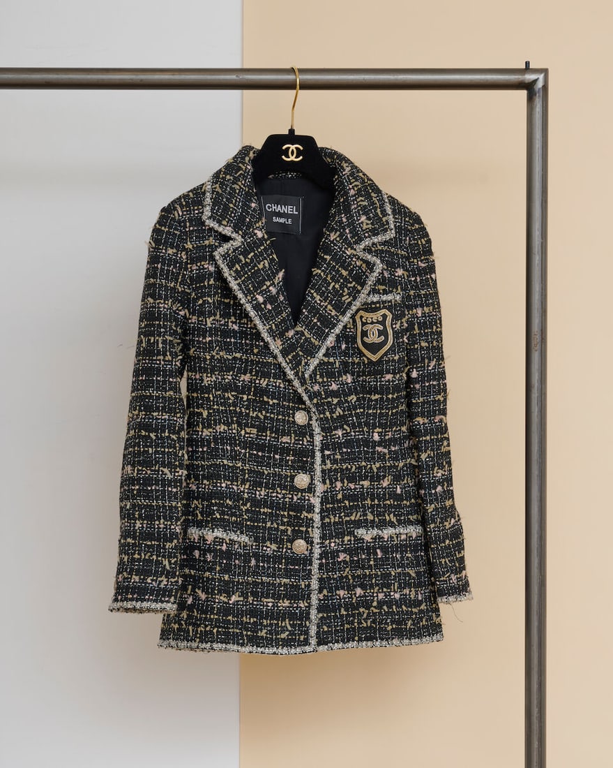 Chanel Sample, collection Croisière 2005. Veste en tweed noir chiné beige et lurex, &#...: Chanel Sample, collection Croisière 2005. Veste en tweed noir chiné beige et lurex, à écusson. Chanel Sample, Cruise 2005 collection. Jacket in black tweed flecked with beige and