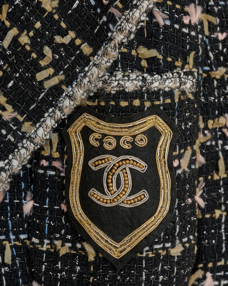 Chanel Sample, collection Croisière 2005. Veste en tweed noir chiné beige et lurex, &#... - 2
