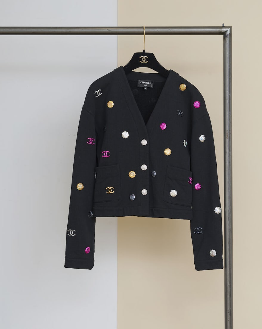 Chanel, collection Prêt à Porter, Automne/Hiver 2021. Cardigan noir à pastilles i...: Chanel, collection Prêt à Porter, Automne/Hiver 2021. Cardigan noir à pastilles irisées multicolores. Chanel, Fall/Winter 2021 Ready-to-Wear collection. Black cardigan with