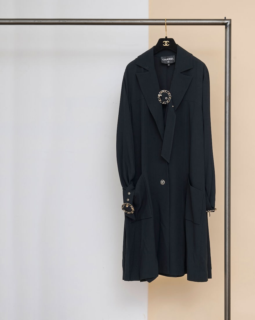 Chanel, collection Prêt-à-Porter, Printemps-Eté 2020. Manteau en jersey noir ferm...: Chanel, collection Prêt-à-Porter, Printemps-Eté 2020. Manteau en jersey noir fermant par une boucle chaine entrelacée. Chanel, Spring-Summer 2020 Ready-to-Wear collection. Black