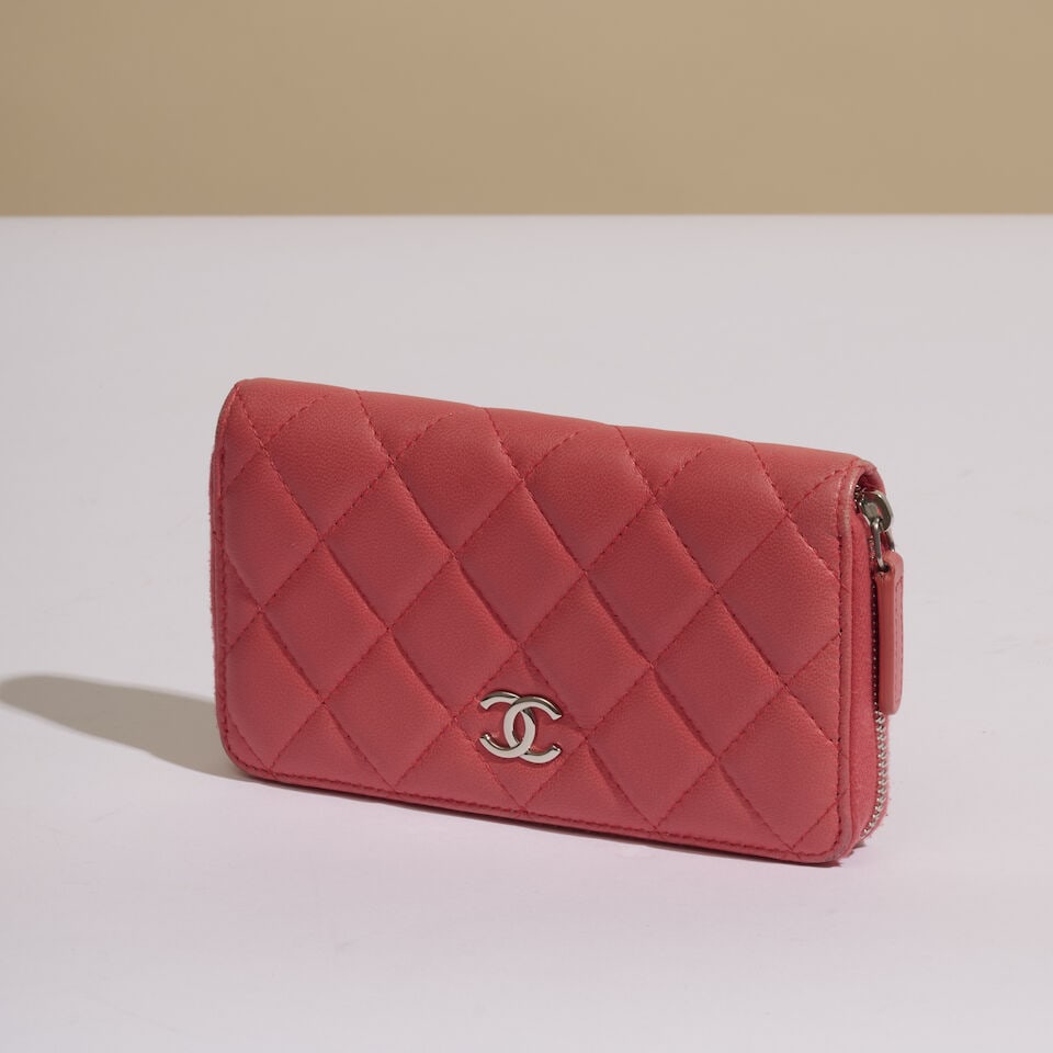 Chanel, 2020. Portefeuille Medium Zip en cuir agneau matelassé rose. Chanel, 2020. Medium z...: Chanel, 2020. Portefeuille Medium Zip en cuir agneau matelassé rose. Chanel, 2020. Medium zip wallet in pink quilted lambskin. Directrice artistique: Virginie Viard. Hologramme, mais carte