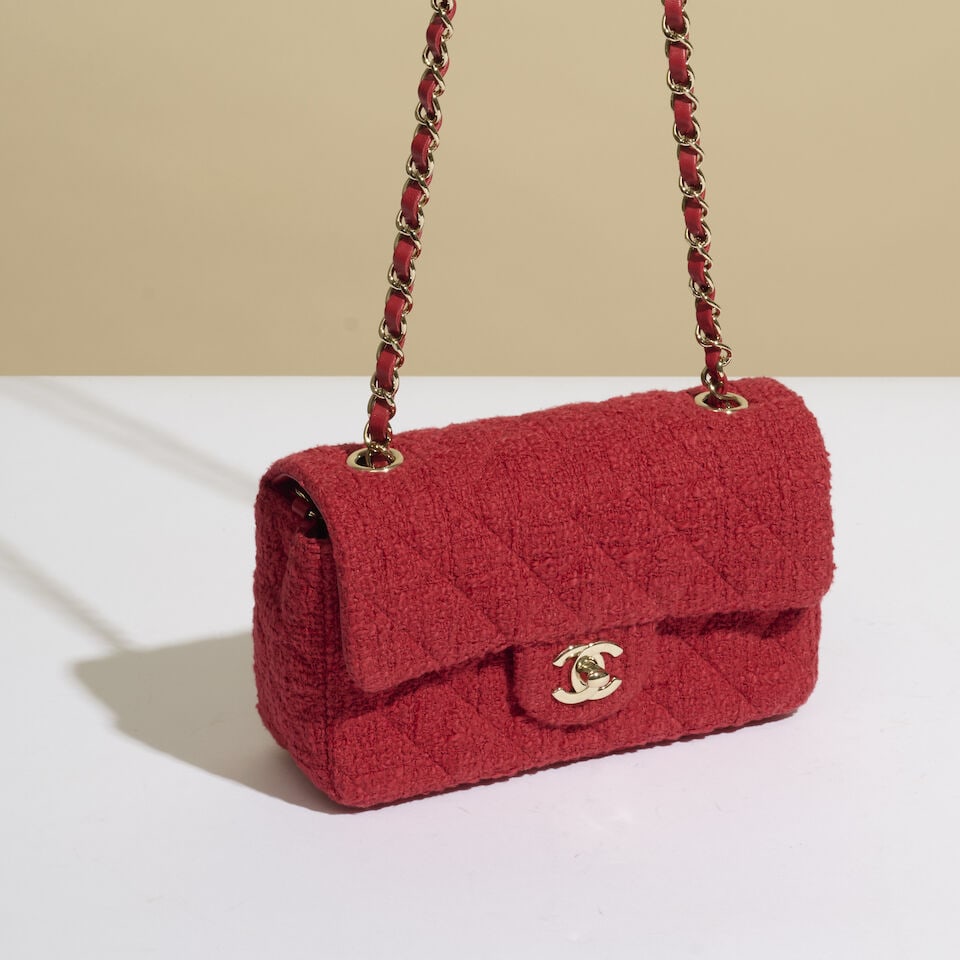 Chanel, années 2023. Sac Classique à simple rabat en tweed matelassé rouge. Chan...: Chanel, années 2023. Sac Classique à simple rabat en tweed matelassé rouge. Chanel, circa 2023. Classic Single Flap bag in red quilted tweed. Directrice artistique: Virginie Viard. NFC