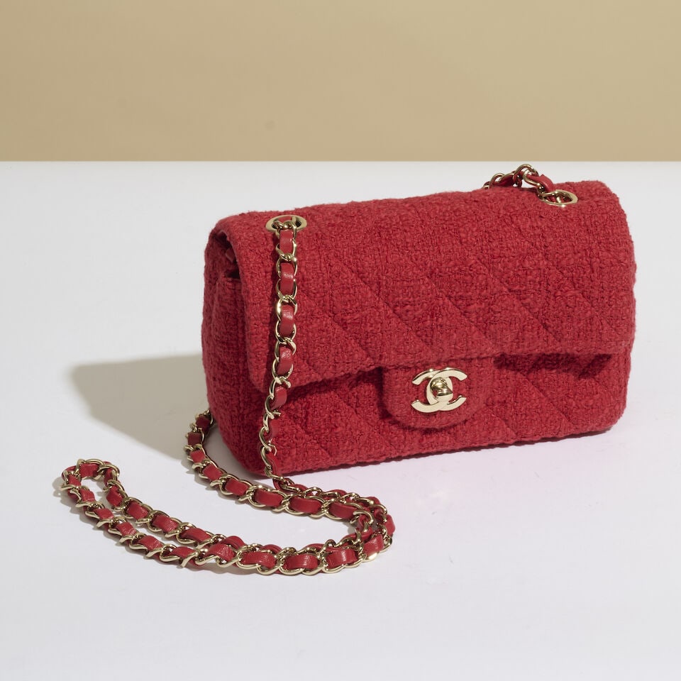 Chanel, années 2023. Sac Classique à simple rabat en tweed matelassé rouge. Chan... - 2
